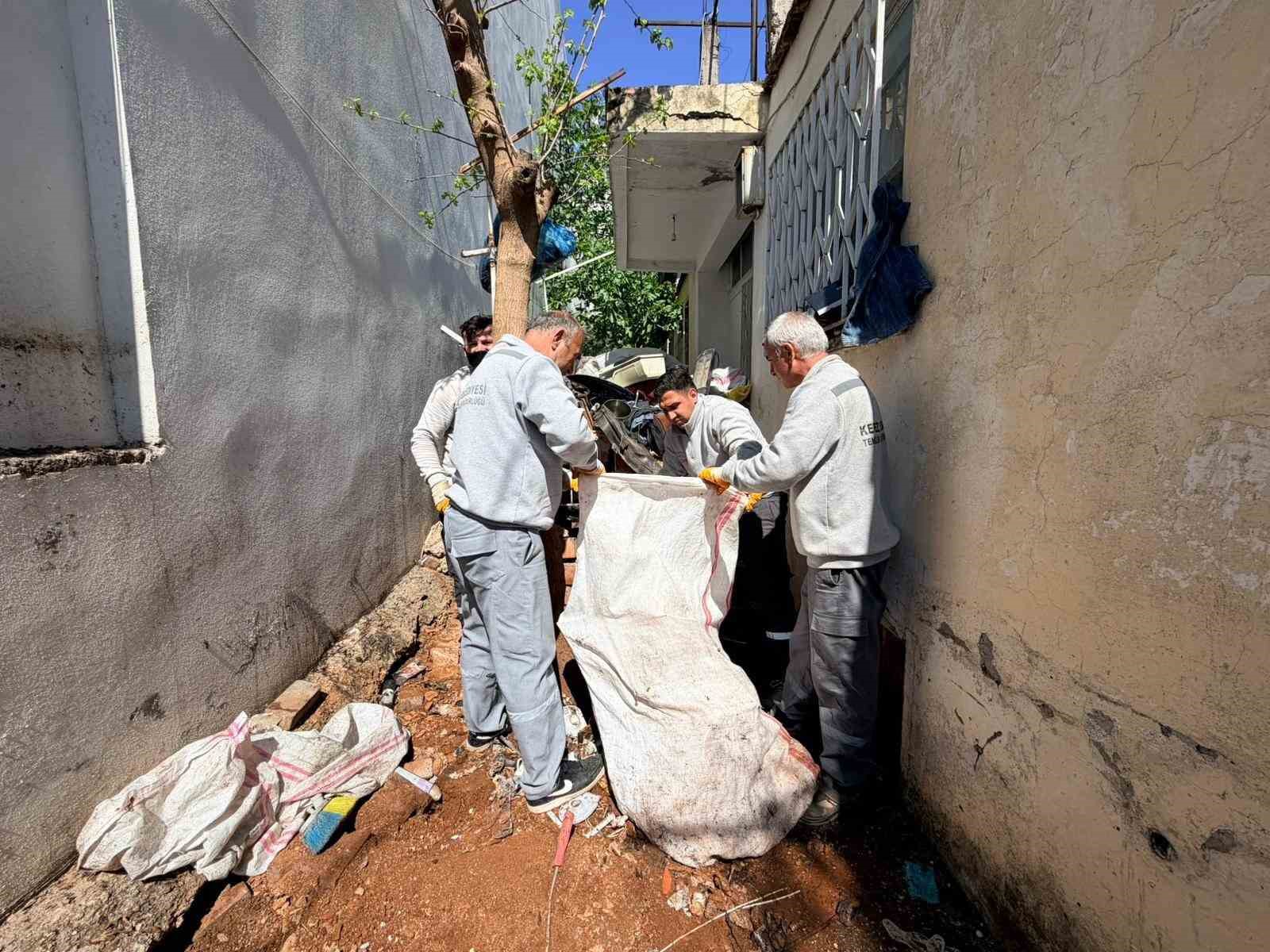 Belediye boşaltıyor, o dolduruyor: Daha önce 2 operasyonda 16 kamyon çöp çıkan evden 4 kamyon daha çöp çıktı 9 belediye bosaltiyor o dolduruyor daha once 2 operasyonda 16 kamyon cop cikan evden 4 uhiUdTXn