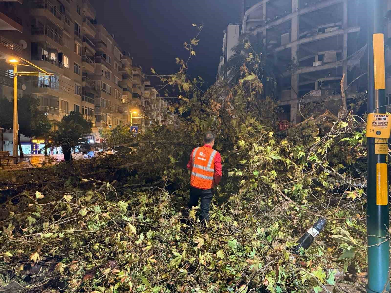 belediye ekipleri yagisin olusturdugu olumsuzluklara 81 arac ve 323 personelle hizla mudahale etti 0 WKgHIfcS