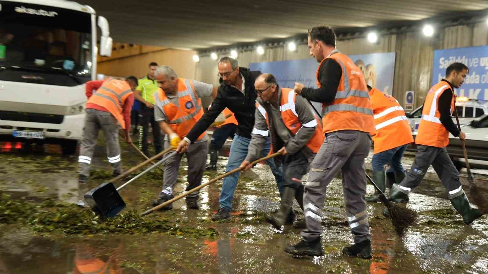 belediye ekipleri yagisin olusturdugu olumsuzluklara 81 arac ve 323 personelle hizla mudahale etti 1 QTBlsq7y