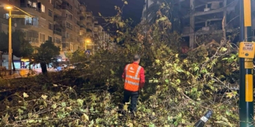 belediye-ekipleri-yagisin-olusturdugu-olumsuzluklara-81-arac-ve-323-personelle-hizla-mudahale-etti-u7Iy3rbd.jpg