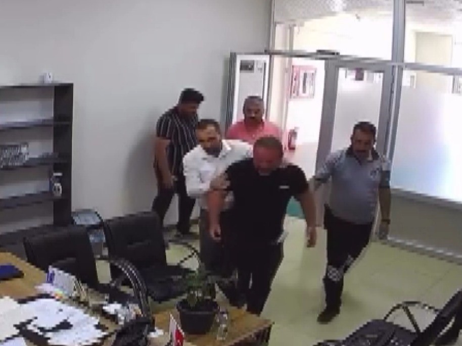 belediye onunde kendisini atese vermisti olayin kamera goruntuleri ortaya cikti 0 TXNG7dj1