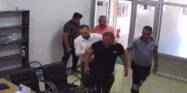 belediye-onunde-kendisini-atese-vermisti-olayin-kamera-goruntuleri-ortaya-cikti-NqqnFNcT.jpg