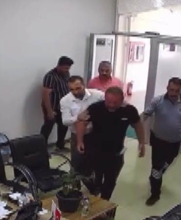 belediye-onunde-kendisini-atese-vermisti-olayin-kamera-goruntuleri-ortaya-cikti-NqqnFNcT.jpg