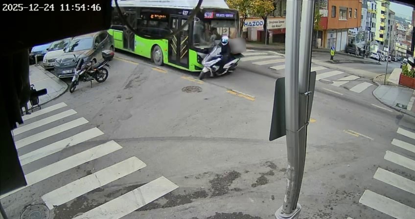Belediye otobüsü ile motokuryenin çarpıştığı kaza anı kameraya yansıdı 4 belediye otobusu ile motokuryenin carpistigi kaza ani kameraya yansidi 0 NYXGwrWp