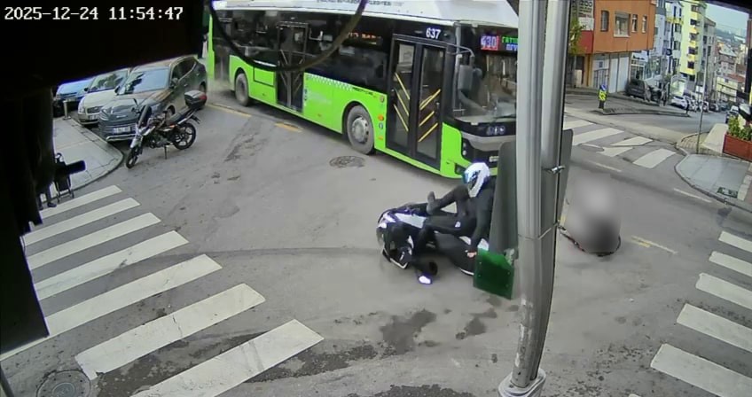 Belediye otobüsü ile motokuryenin çarpıştığı kaza anı kameraya yansıdı 5 belediye otobusu ile motokuryenin carpistigi kaza ani kameraya yansidi 1