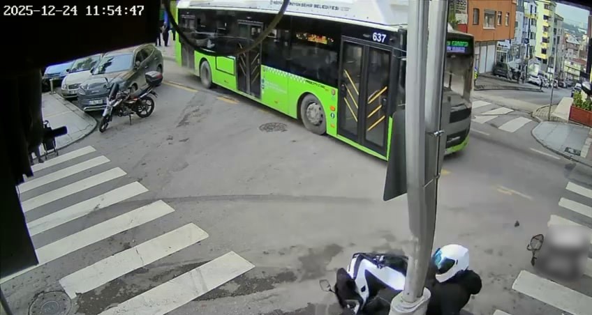 Belediye otobüsü ile motokuryenin çarpıştığı kaza anı kameraya yansıdı 6 belediye otobusu ile motokuryenin carpistigi kaza ani kameraya yansidi 2 GGPVlASe