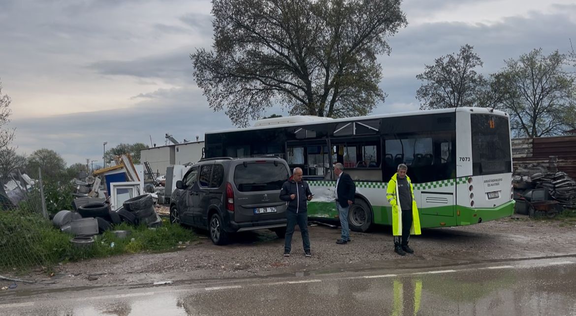 belediye otobusu ile nakliyat kamyonu carpisti 2 yarali 0 CNBRndEt