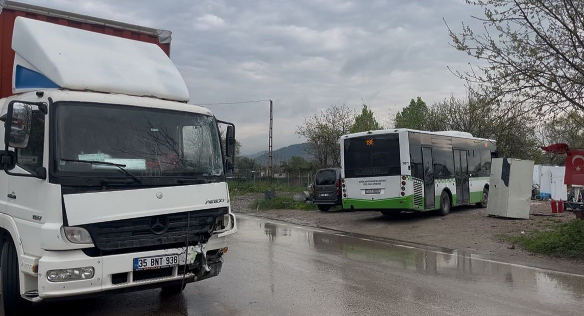 belediye otobusu ile nakliyat kamyonu carpisti 2 yarali 3 bDVaKvi8