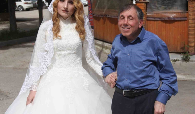 belediye-otobusunun-carptigi-gorme-engelli-ogretmen-cift-agir-yaralandi-aqI6wITw.jpg