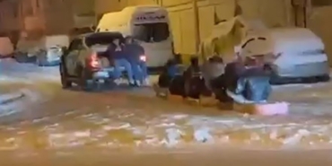 belediye-personelinden-kar-eglencesi-ZE49TAar.jpg