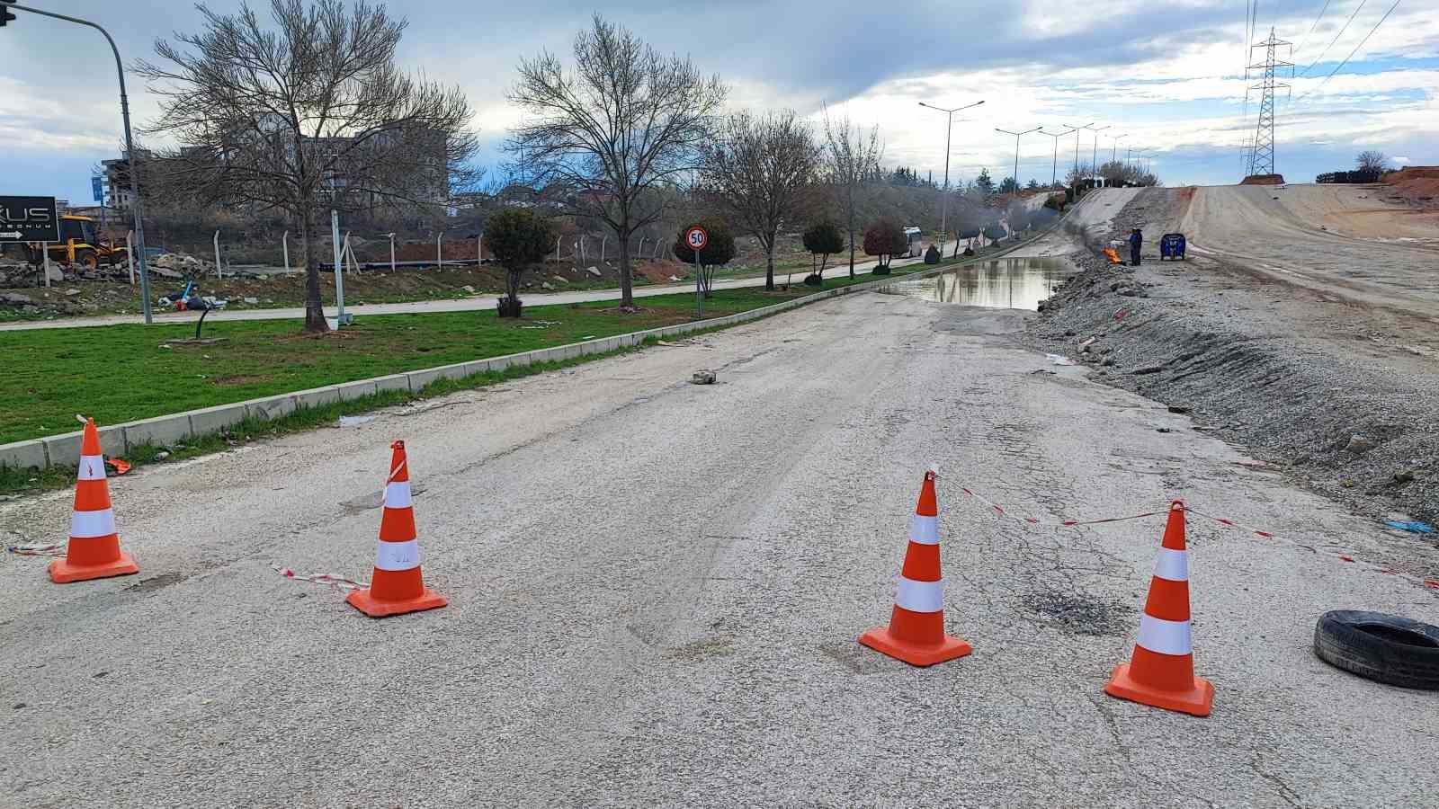 Belediye su tahliyesi yerine yolu kapattı, yapım aşamasındaki yolu açtı 4 belediye su tahliyesi yerine yolu kapatti yapim asamasindaki yolu acti 0 BEHZdG5b