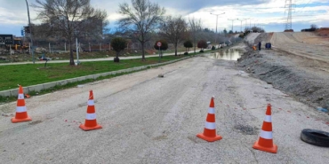 belediye-su-tahliyesi-yerine-yolu-kapatti-yapim-asamasindaki-yolu-acti-F9wTBWkD.jpg