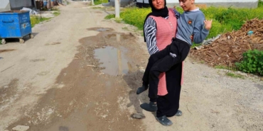 belediye-yolu-yapmadi-engelli-evladiyla-perisan-oldu-bNtq3swF.jpg
