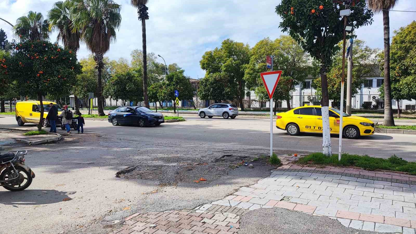 Belediyenin çakıl dökerek kapatmaya çalıştığı çukura takılan kadın hastanelik oldu 4 belediyenin cakil dokerek kapatmaya calistigi cukura takilan kadin hastanelik oldu 0 IwMZrZEk
