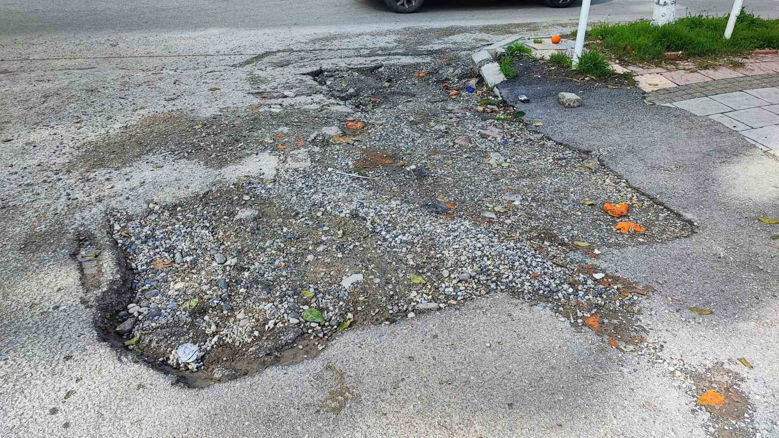 Belediyenin çakıl dökerek kapatmaya çalıştığı çukura takılan kadın hastanelik oldu 5 belediyenin cakil dokerek kapatmaya calistigi cukura takilan kadin hastanelik oldu 1 PJXQ4jvU