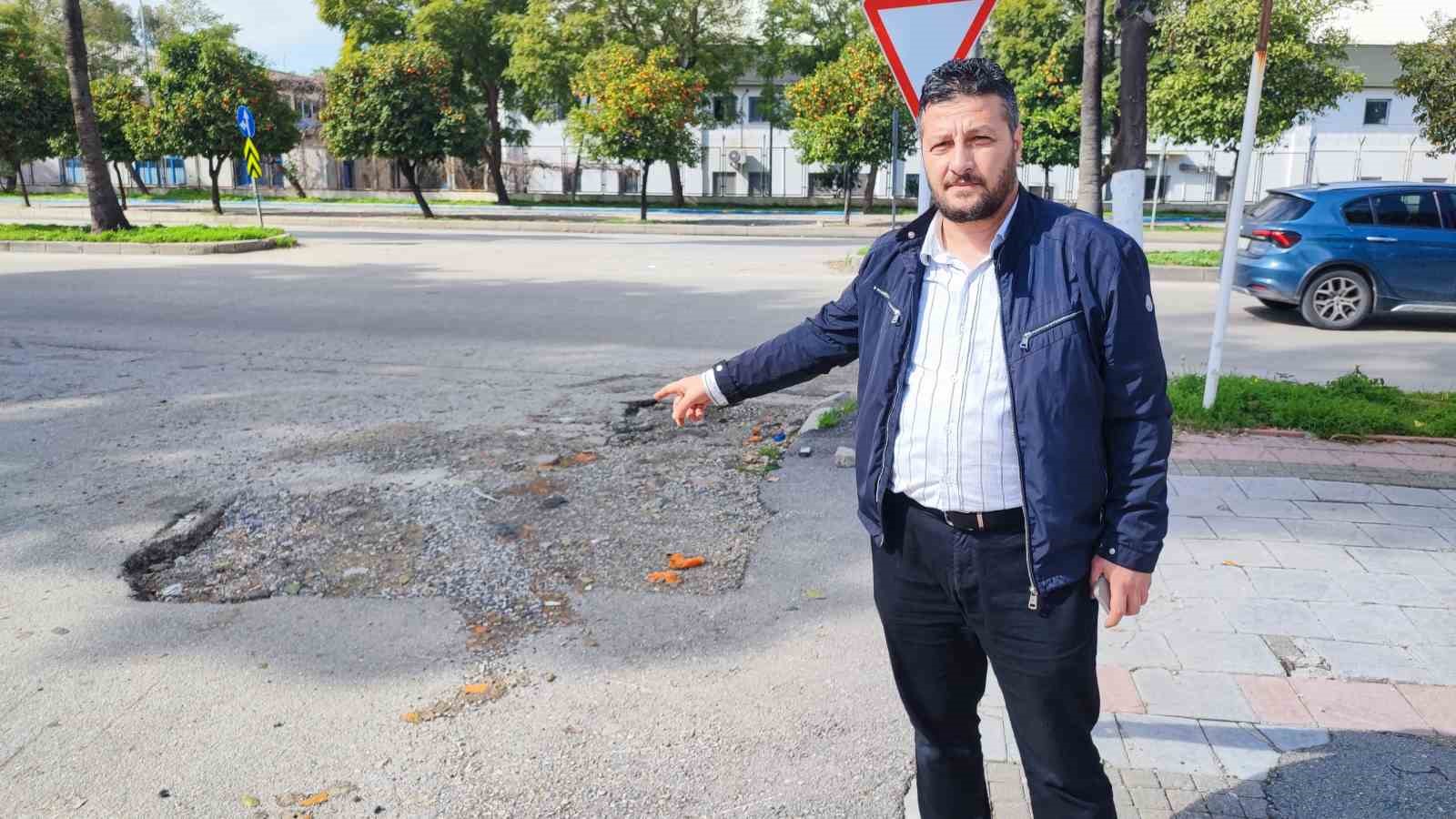 Belediyenin çakıl dökerek kapatmaya çalıştığı çukura takılan kadın hastanelik oldu 6 belediyenin cakil dokerek kapatmaya calistigi cukura takilan kadin hastanelik oldu 2 5VCFuwMj