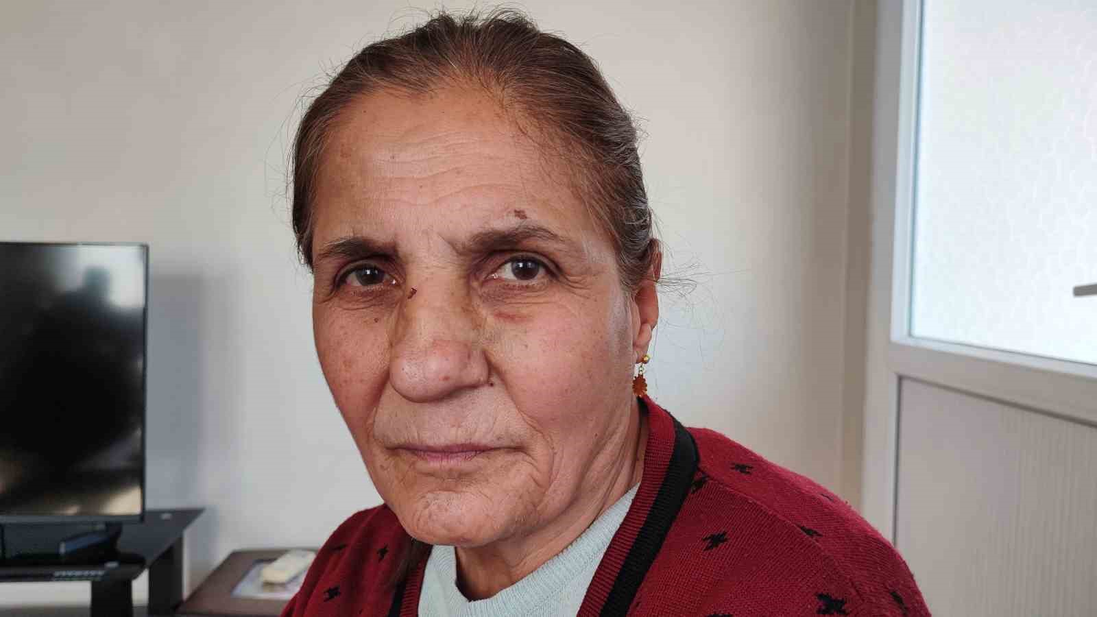 Belediyenin çakıl dökerek kapatmaya çalıştığı çukura takılan kadın hastanelik oldu 8 belediyenin cakil dokerek kapatmaya calistigi cukura takilan kadin hastanelik oldu 4 bkP6vsBt