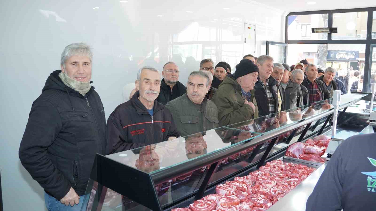 Belediyenin et satış noktası açıldı, ilk gün yüzde 50 indirimle ürünler kapışıldı 4 belediyenin et satis noktasi acildi ilk gun yuzde 50 indirimle urunler kapisildi 0 LNHm5vF3