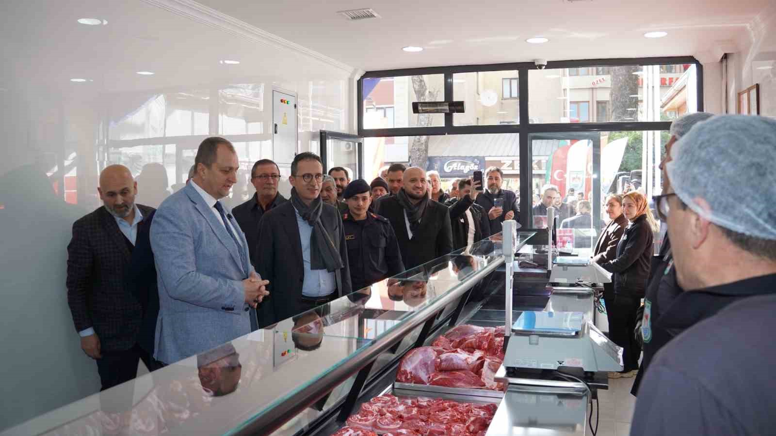 Belediyenin et satış noktası açıldı, ilk gün yüzde 50 indirimle ürünler kapışıldı 7 belediyenin et satis noktasi acildi ilk gun yuzde 50 indirimle urunler kapisildi 3 JcduUntc