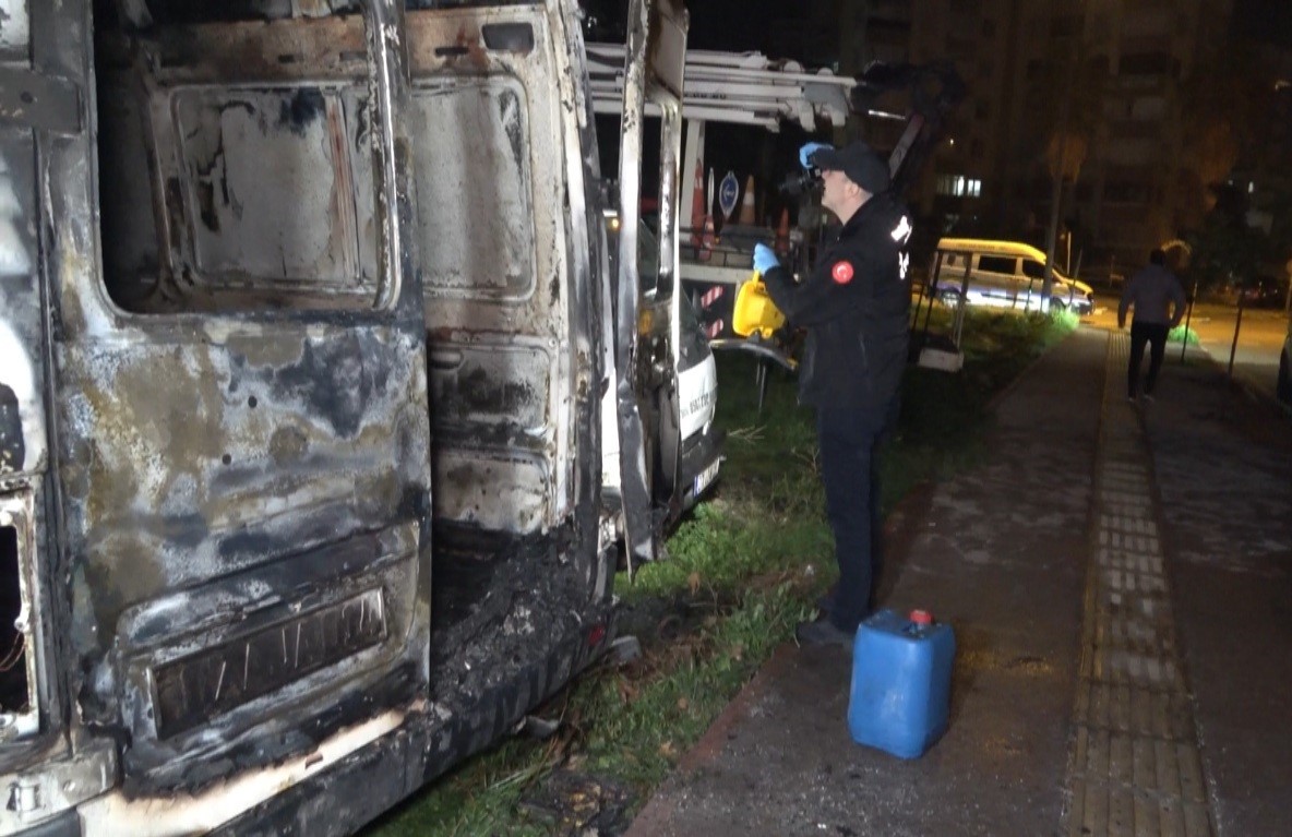 benzin dokerek hem kendinin hem de kiz arkadasinin aracini yakti 1 2stup47e