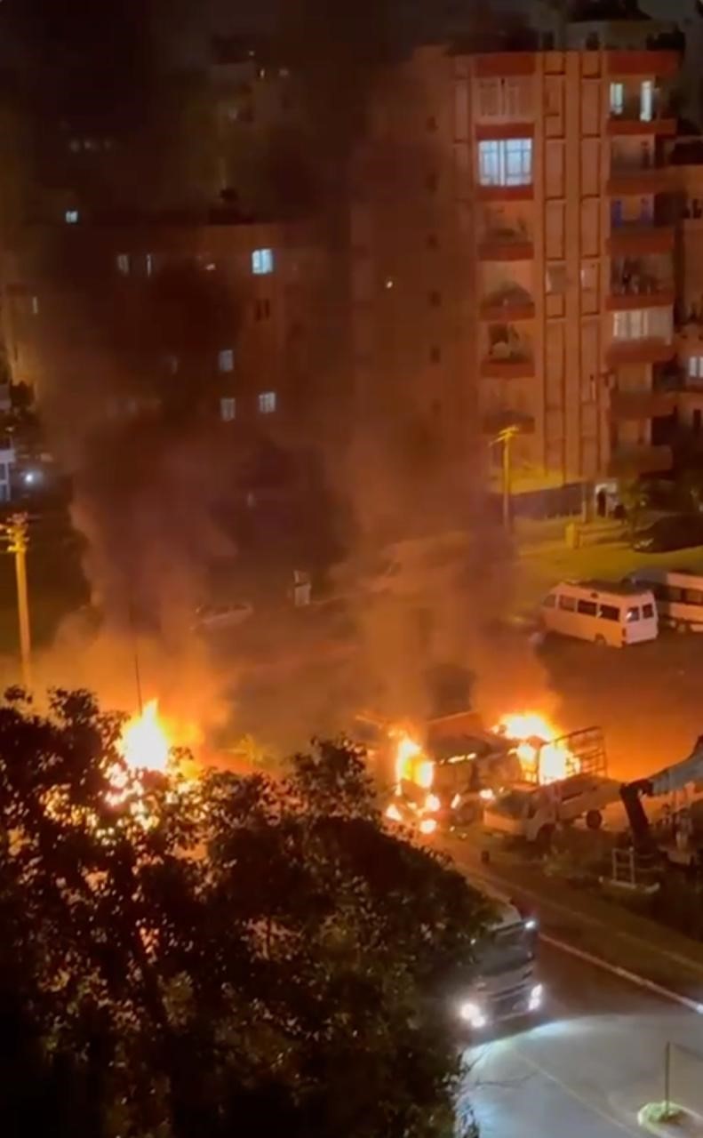 benzin dokerek hem kendinin hem de kiz arkadasinin aracini yakti 11 Lr59ZeWl