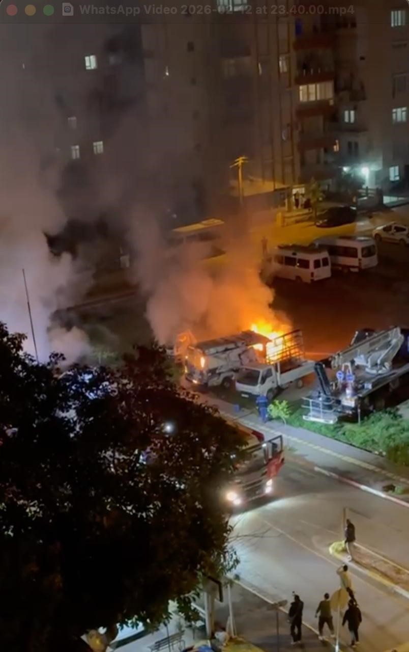 benzin dokerek hem kendinin hem de kiz arkadasinin aracini yakti 12