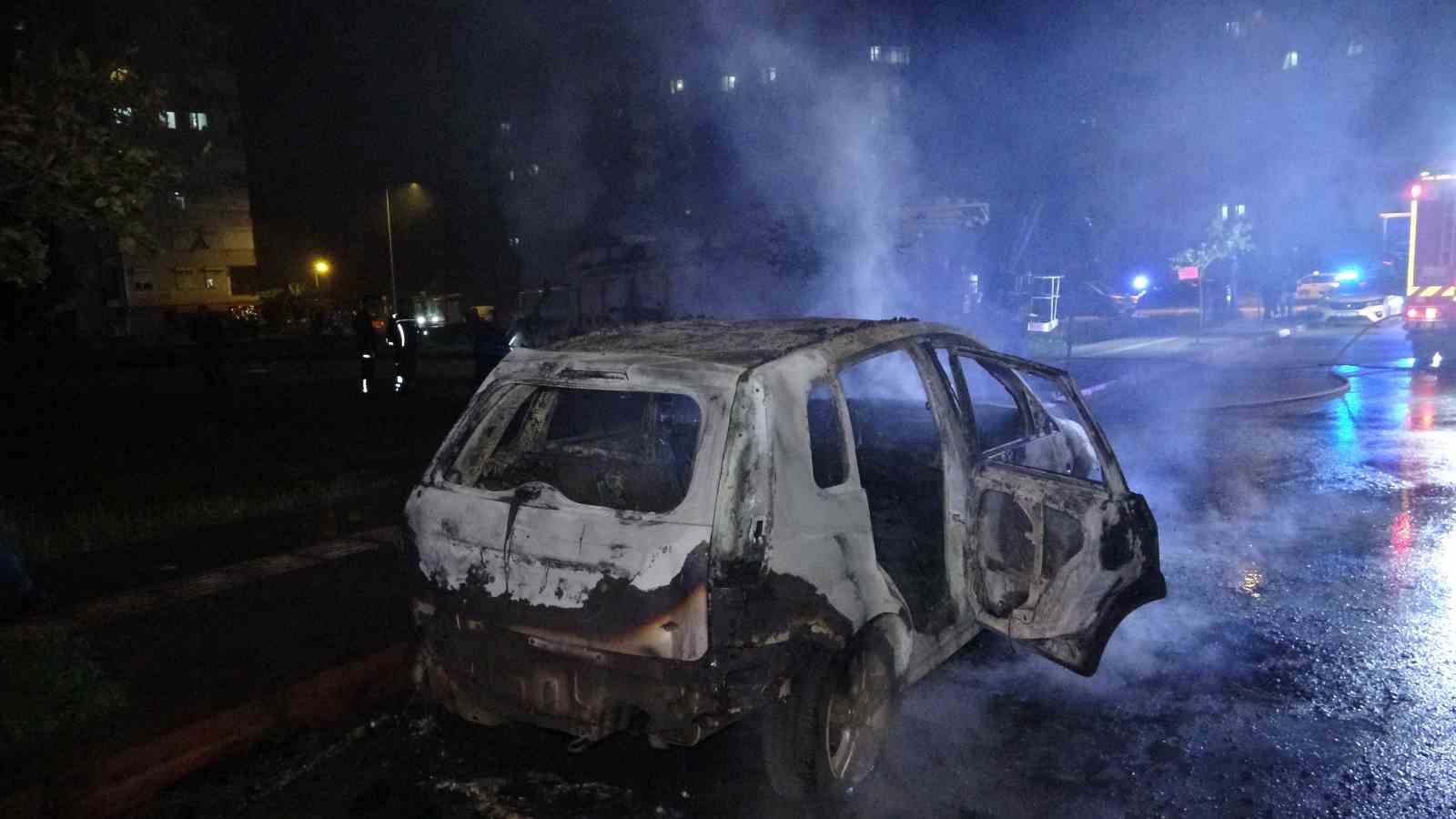 benzin dokerek hem kendinin hem de kiz arkadasinin aracini yakti 8 dPzaaVpR