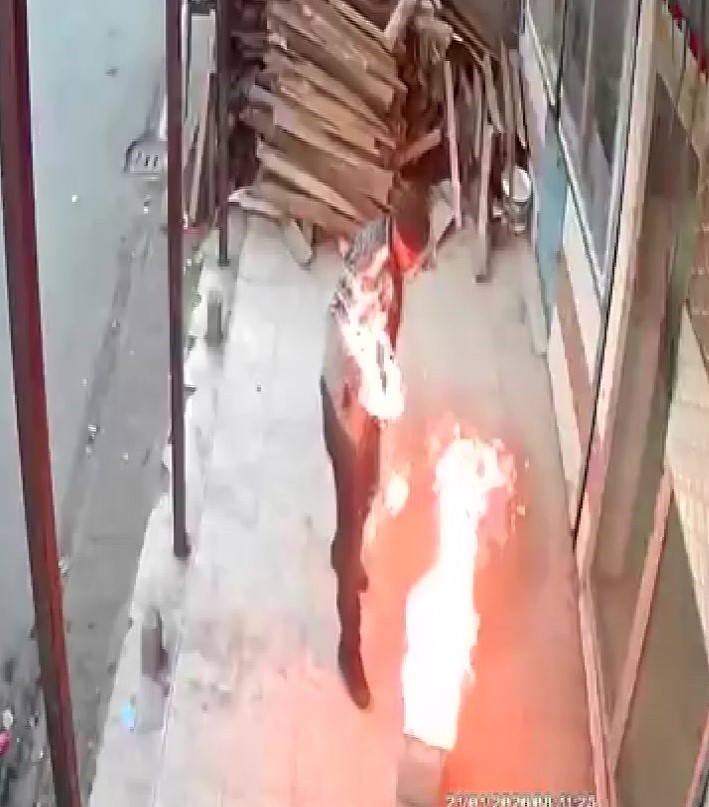 benzinle ates yakmak istedi az daha kendi yaniyordu 5 tqTQG8C1