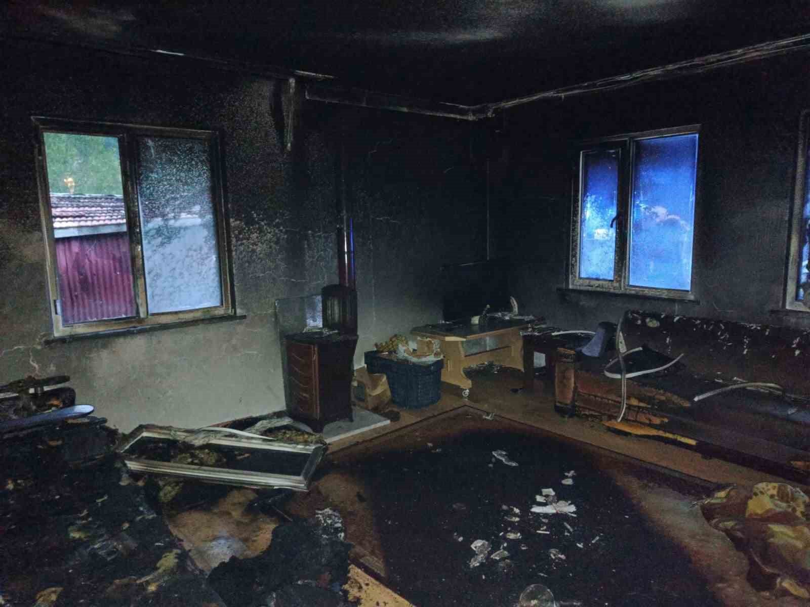 Benzinle soba yakmak isterken ölümden döndüler: 4 yaralı 6 benzinle soba yakmak isterken olumden donduler 4 yarali 2 W7PVa7ik