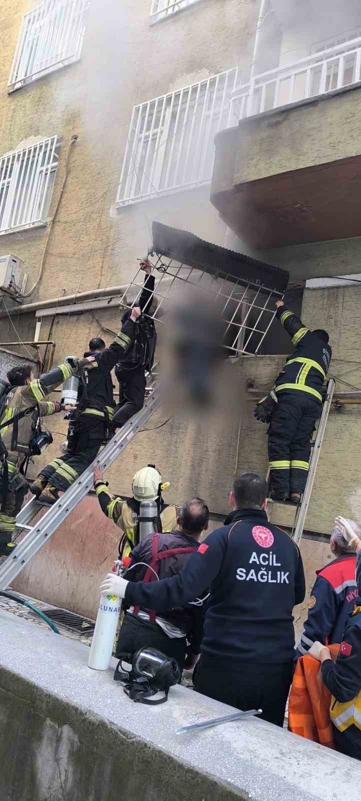 berber dukkaninda cikan yanginda mahsur kalan cirak kurtarildi 0 YyXJzSAE