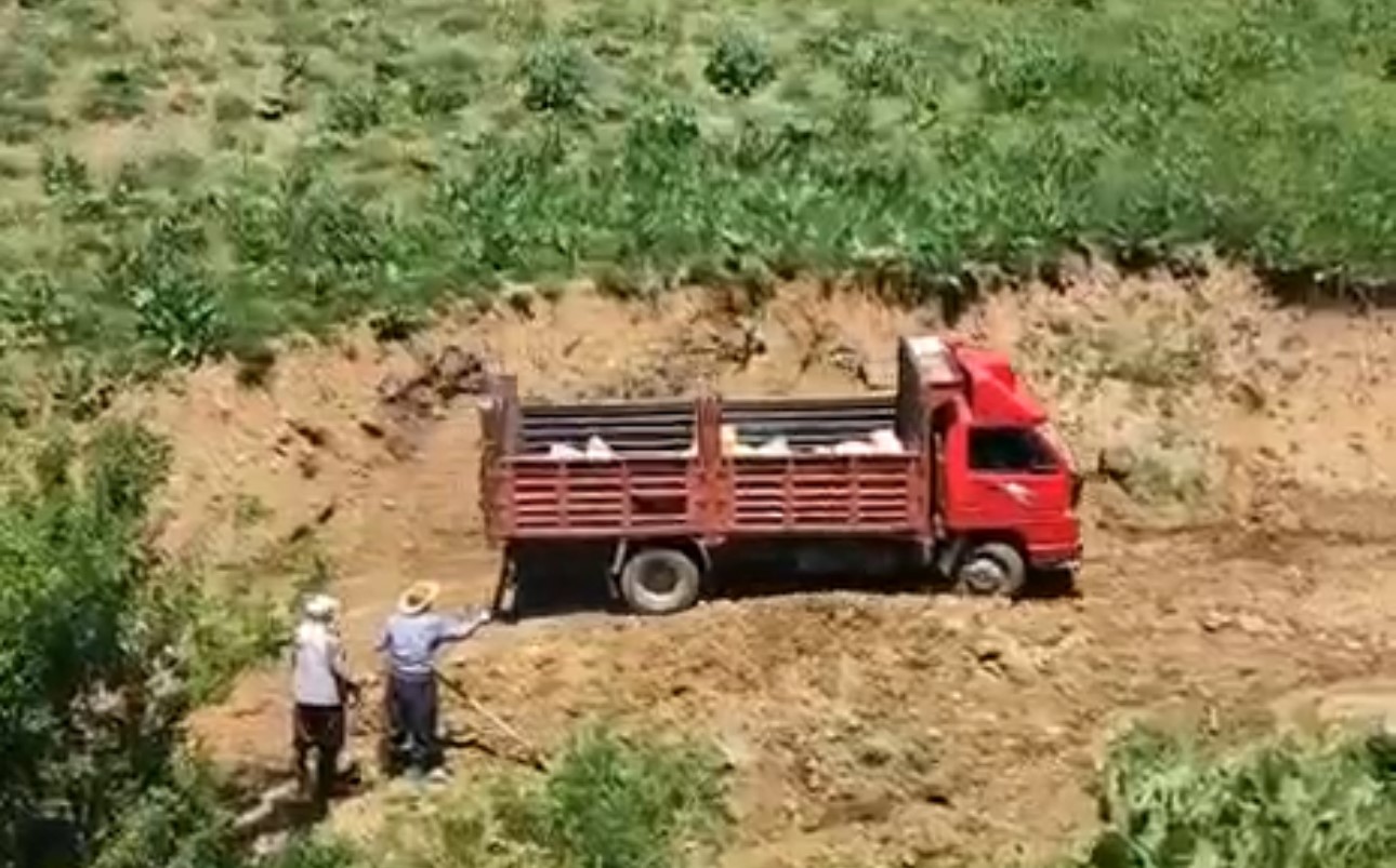berivanlar camura saplanan kamyoneti itekleyerek kurtardi 1 sAdcajys