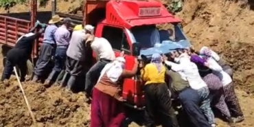 berivanlar-camura-saplanan-kamyoneti-itekleyerek-kurtardi-UlHMPzDr.jpg