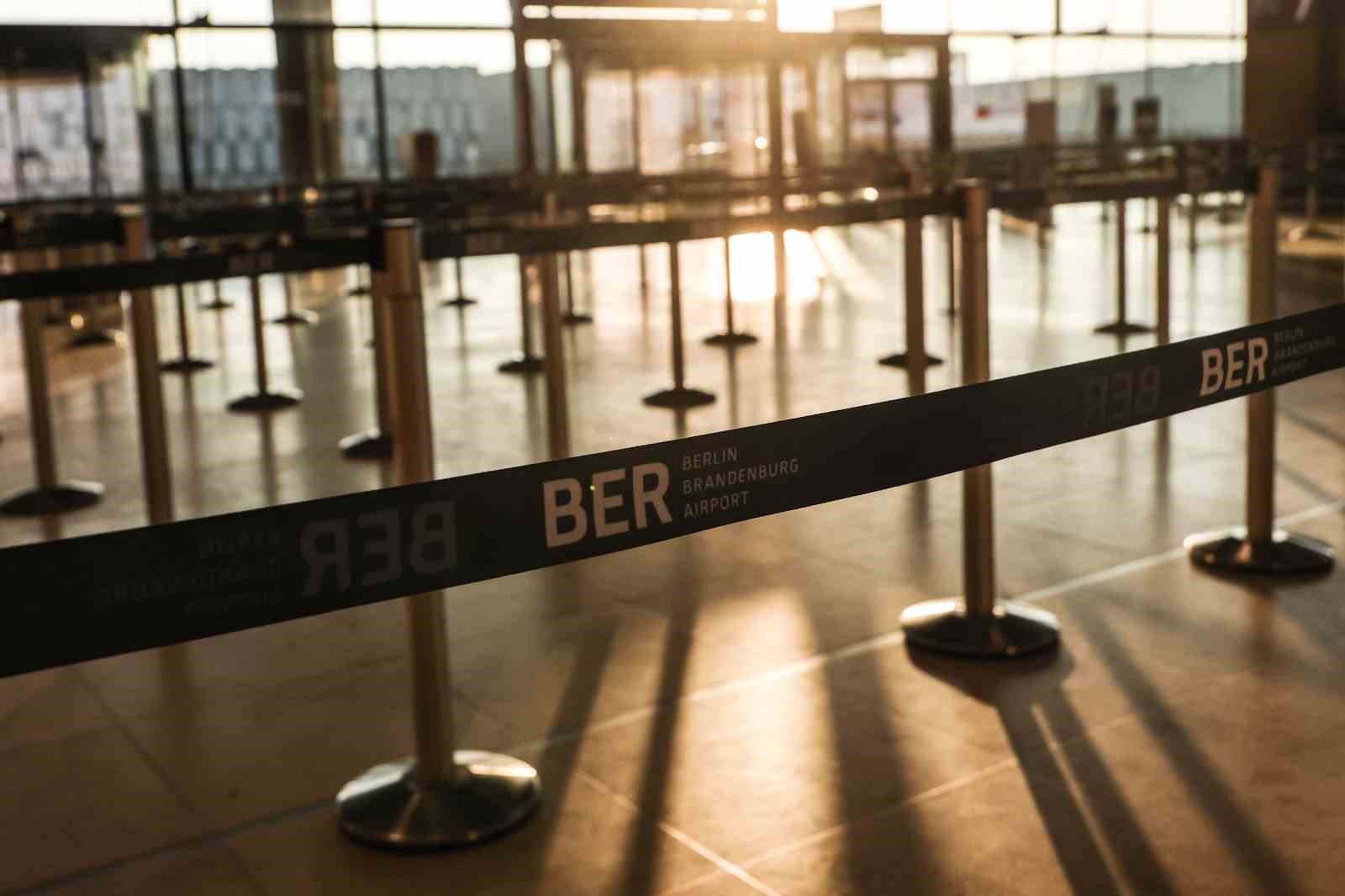 berlin brandenburg havalimaninda grev nedeniyle 445 ucus iptal oldu 57 bin yolcu etkilendi 0 DaGMgszF