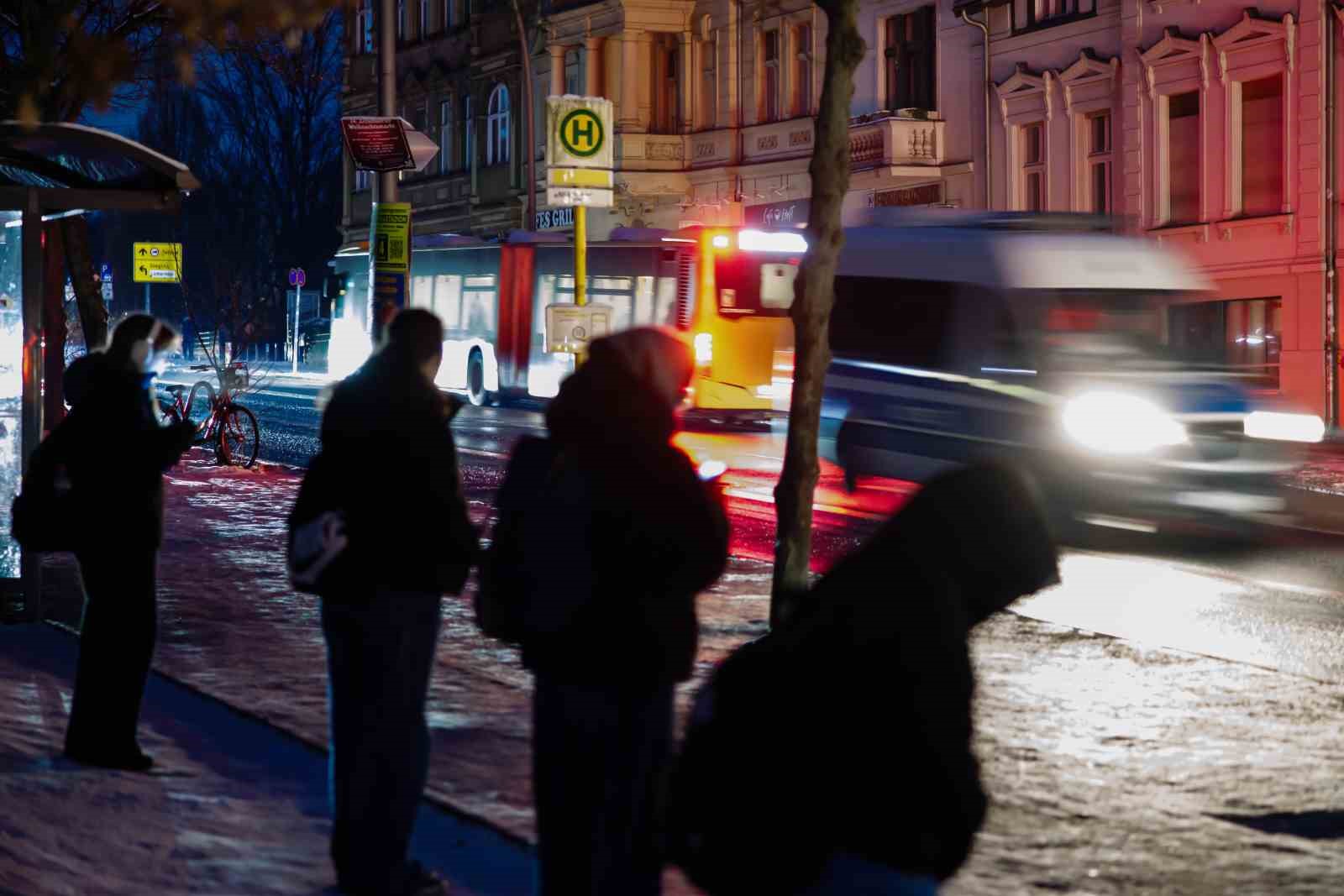 berlinde 25 binden fazla hane 4 gundur elektriksiz 13 K8lBl9XT