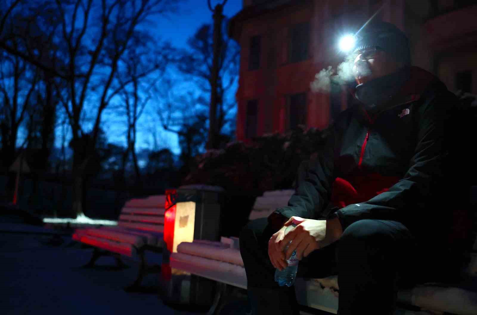 berlinde 25 binden fazla hane 4 gundur elektriksiz 3 WYn85Cza