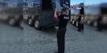 berlinde-polis-tomalarla-halki-serinletti-JkbuOf9Y.jpg