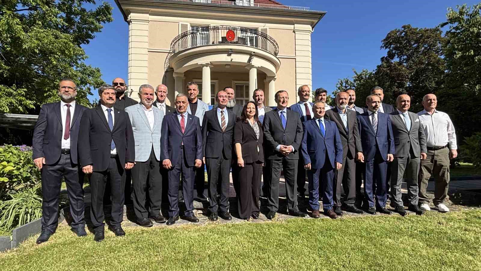 berlinde turk toplumundan kurban bayrami bulusmasi 0 RiWbtMmJ