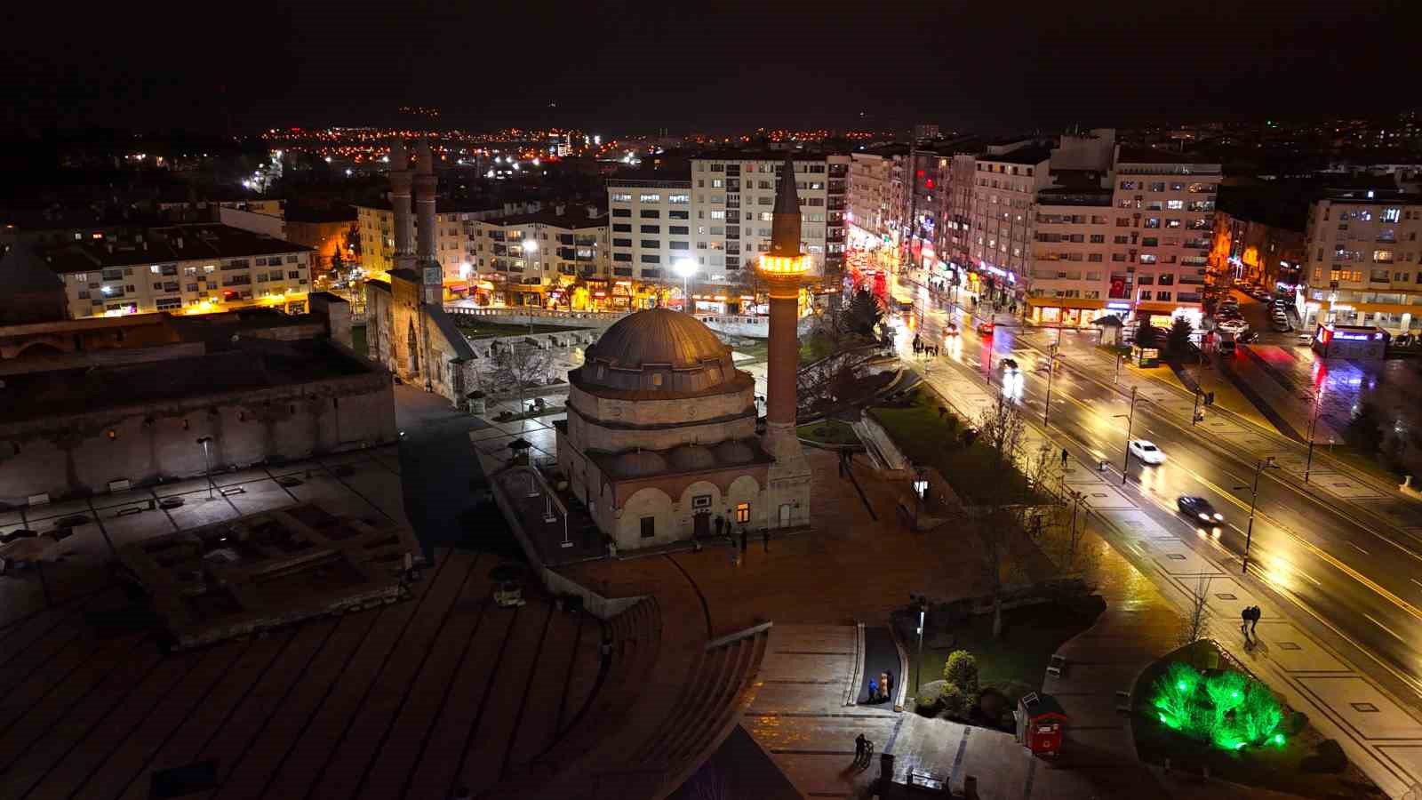 bes asirdir hic terk edilmedi sivasta tum camilerde ayni nida yankilandi 4 IApaXT5Q
