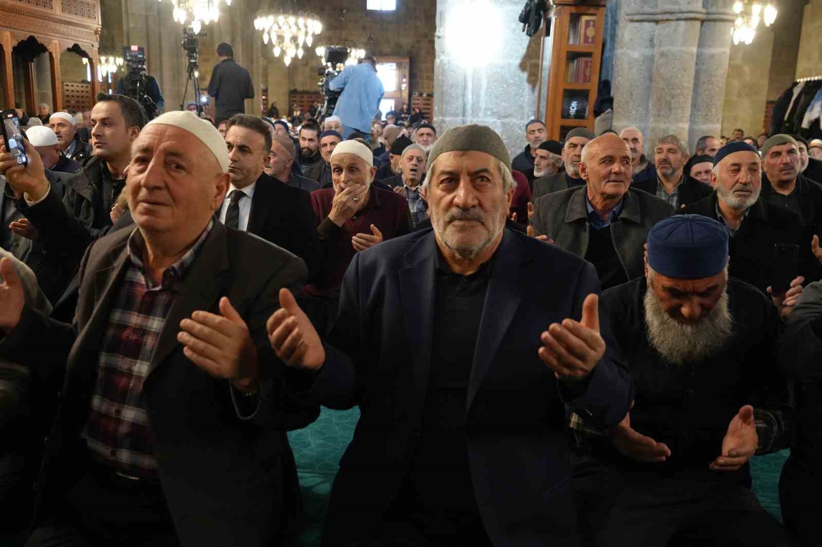 bes asirlik 1001 hatim geleneginin duasi gerceklestirildi 3 WpvAPfSN