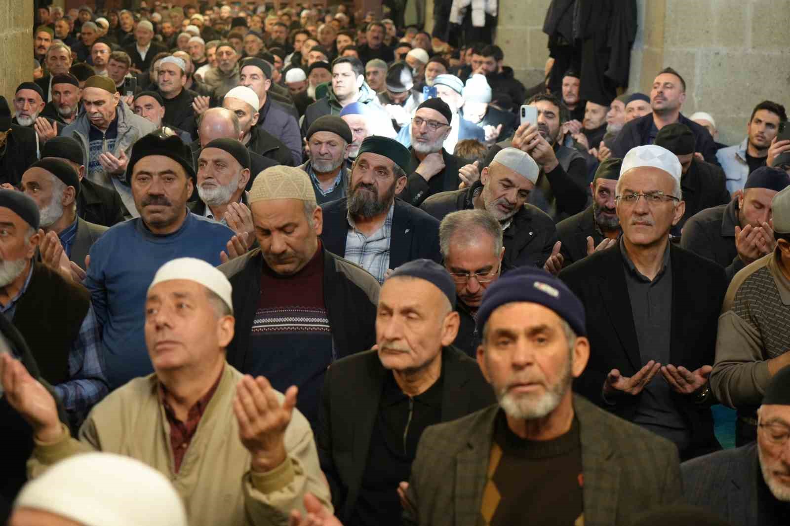 bes asirlik 1001 hatim geleneginin duasi gerceklestirildi 7 375taOsY