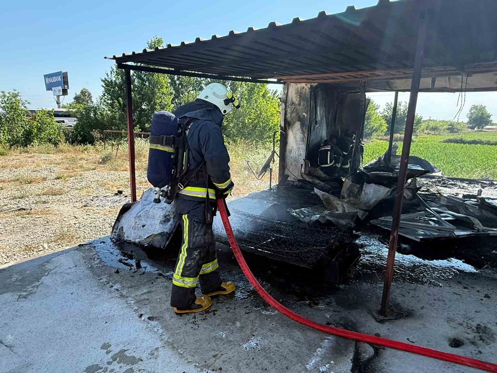 besiciye ait konteyner yanginda kullanilamaz hale geldi 5 NghtjjgH