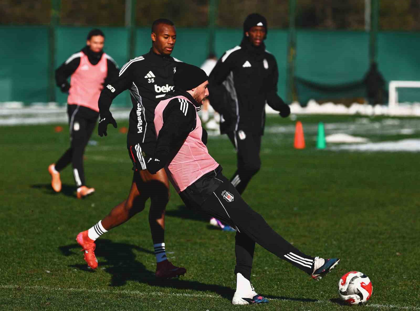 besiktas antalya kampi oncesi son idmanini istanbulda yapti 2 XXj7SaqH