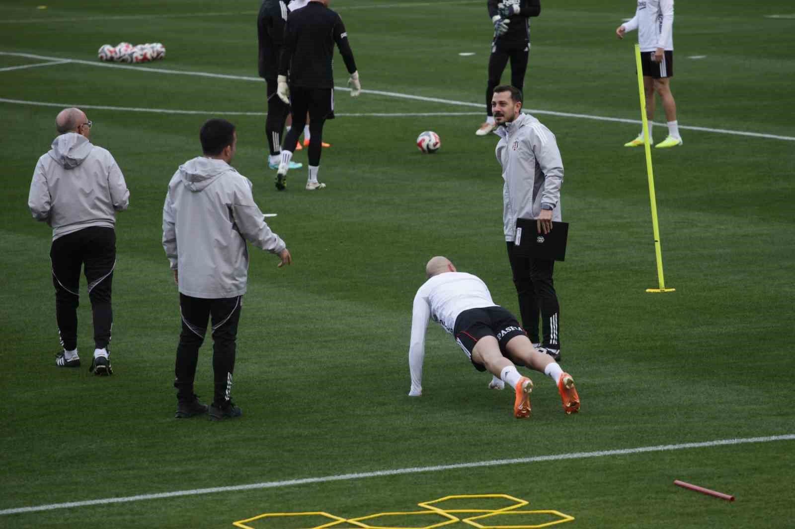 besiktas antalyadaki kampinda hazirliklarini surduruyor 1 FTgnBfFu