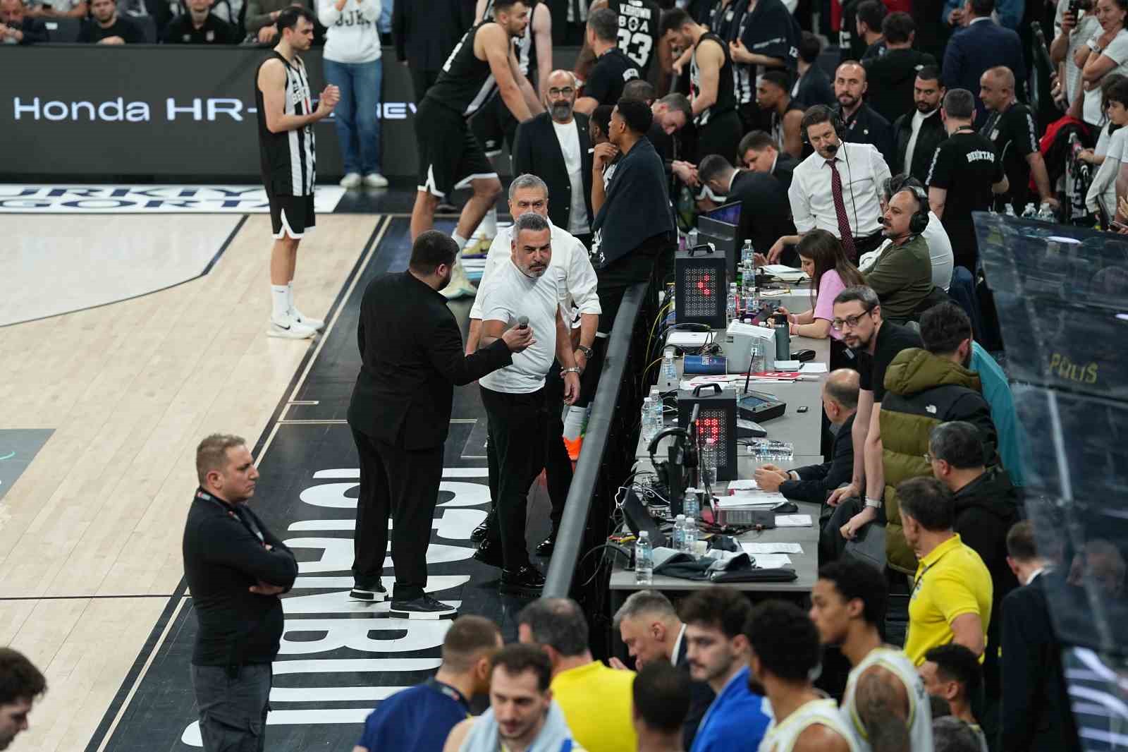 besiktas fenerbahce derbisine tribun olaylari nedeniyle ara verildi 11 jXMl8BTb