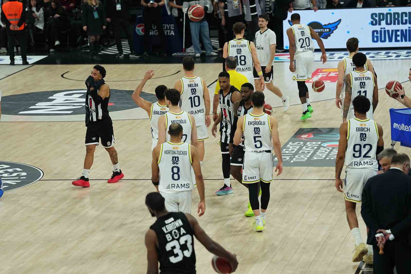 besiktas fenerbahce derbisine tribun olaylari nedeniyle ara verildi 13 Mr5r6tJY