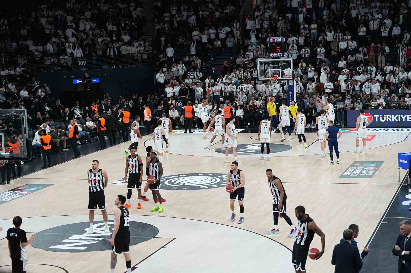 besiktas fenerbahce derbisine tribun olaylari nedeniyle ara verildi 14 ePLKIPuV