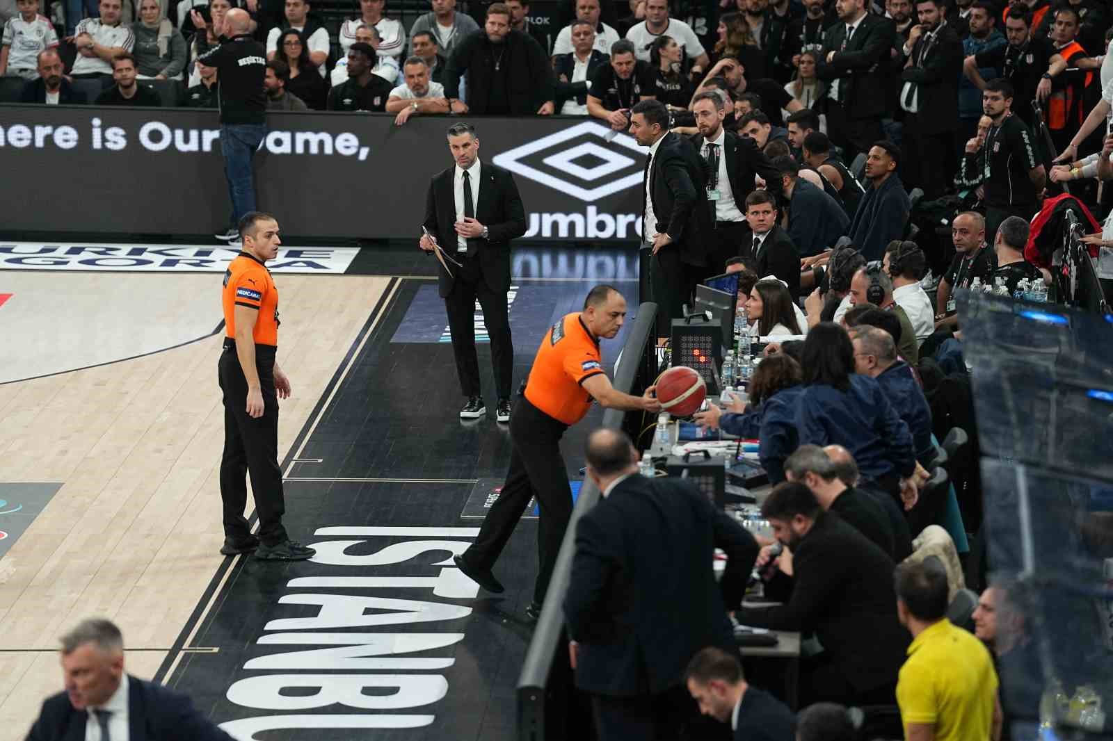 besiktas fenerbahce derbisine tribun olaylari nedeniyle ara verildi 2
