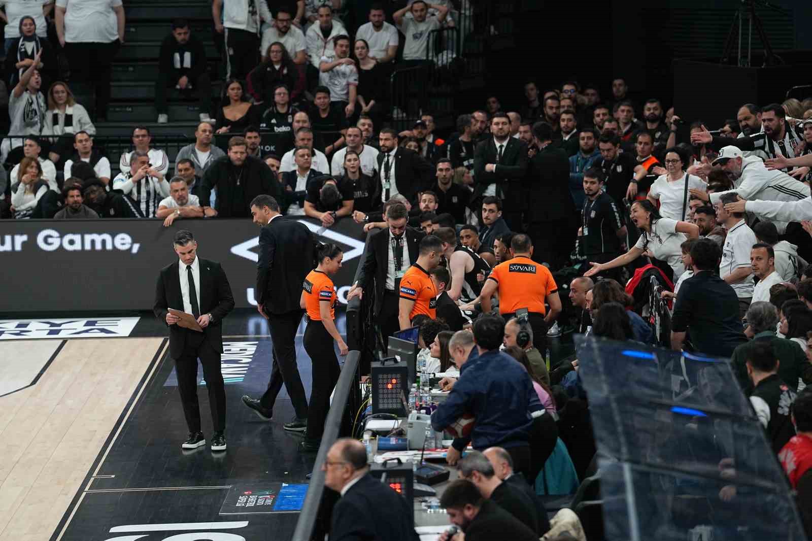 besiktas fenerbahce derbisine tribun olaylari nedeniyle ara verildi 3 vSgQVvcJ