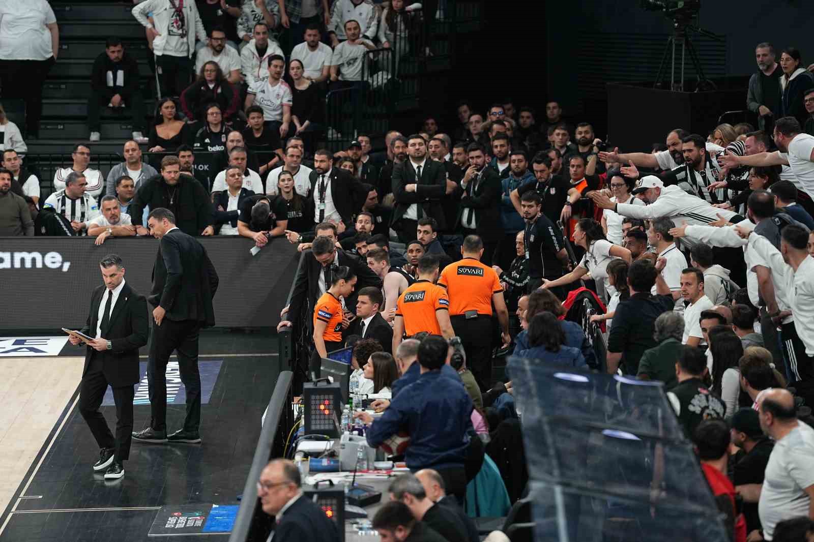 besiktas fenerbahce derbisine tribun olaylari nedeniyle ara verildi 4 zwlU4QeH