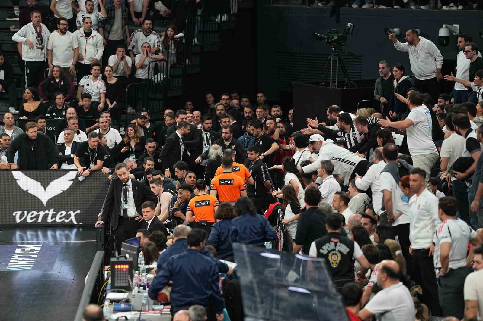 besiktas fenerbahce derbisine tribun olaylari nedeniyle ara verildi 5 qJO3PUzJ